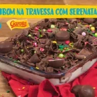 Montagem com um fundo marrom, a foto da receita de bombom na travessa no centro, o nome do programa e os logos das marcas