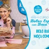 Montagem com a imagem da chef com o bolo à esquerda e à direita o título da aula