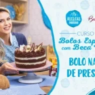 Montagem com a imagem da chef com o bolo à esquerda e à direita o título da aula.