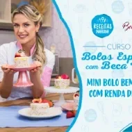 Montagem com a imagem da chef com o bolo à esquerda e à direita o título da aula.