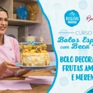Montagem com a imagem da chef com o bolo à esquerda e à direita o título da aula.