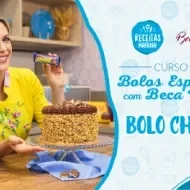 Montagem com a imagem da chef com o bolo à esquerda e à direita o títulMontagem com a imagem da chef com o bolo à eo da aula.