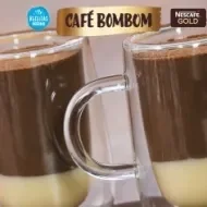 Fotografia de xícaras com café e o logo de Receitas Nestlé e Nescafé.