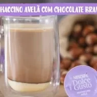 Fotografia de xícara com café e o logo de Receitas Nestlé e Dolce Gusto.