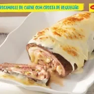 Montagem com um fundo claro, a foto da receita ampliada ao centro, o nome do programa e os logos das marcas