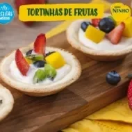 Fotografia de tortinhas de frutas e o logo de Receitas Nestlé e Ninho.