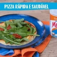 Fotografia da pizza no centro e os logos de Receitas Nestlé e Molico.