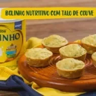Fotografia com bolinho de couve e logo de Receitas Nestlé e Ninho.