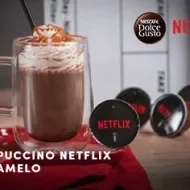Fotografia de um café e logo de Receitas Nestlé e Dolce Gusto.