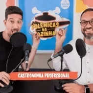 Imagem dos apresentadores lado a lado com o texto abaixo escrito "polêmicas na cozinha" e o título do episódio em seguida