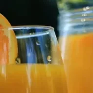 8 benefícios deliciosos do suco de laranja