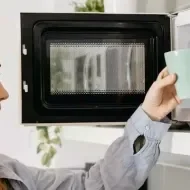 Será que esquentar comida no microondas faz mal?