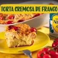 Fotografia de uma torta de frango e logo de Receitas Nestlé e Molico.