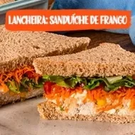 Fotografia de sanduiche e lancheira e ao lado o nome da receita e logos de marca.