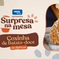 Imagem em tons claros com o título do programa COXINHA com a foto da receita e elementos de marca e cozinha