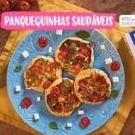 Fotografia de panquecas e ao lado o nome da receita e logos de marca.