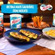 Fotografia de de três receitas, abobrinha recheada, hommus e brownie de frutas vermelhas juntas com os produtos da Linha Moli