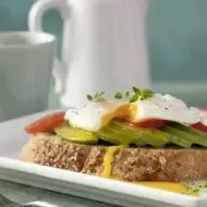 Ovo Pochê com torrada e abacate