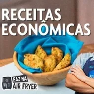 Fotografia mostra bolinhos de arroz sobre um cesto com pano azul e um rapaz ao lado.