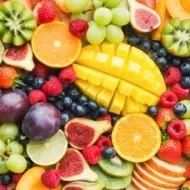 Imagem de frutas variadas como laranja, manga, uvas, kiwi, morangos.