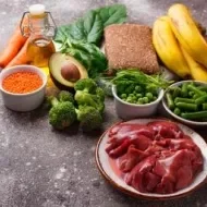 Alimentos ricos em vitamina B9: fígado cru, lentilhas, vegetais, frutas, grãos, arroz, azeite e pão integral.