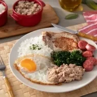 Imagem de um virado a paulista com couve, arroz, tutu, ovo e bisteca.