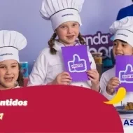 Fotografia de crianças atrás de uma bancada de chef de cozinha.