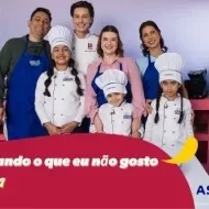 Fotografia de pessoas atrás de uma bancada de chef de cozinha.