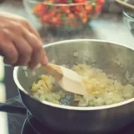 Cebola: uma pessoa cozinhando cebola na panela