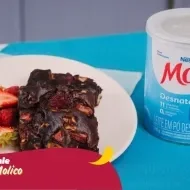 Fotografia de um brownie de frutas vermelhas