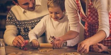 Sobremesas de Natal: uma família preparando biscoitos de natal