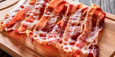 Bacon: Fatias de bacon na tábua de madeira