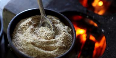 Farofas de Natal: Farofa na panela com fogo
