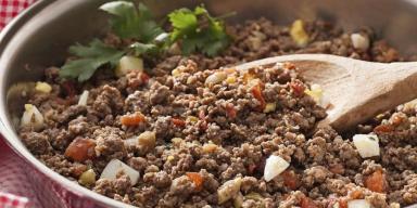 Dicas de janta rápida: Carne moída em uma panela com uma colher de madeira apoiada dentro