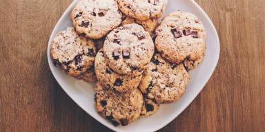 Lanches Rápidos:Vários cookies em um prato, em cima de uma mesa de madeira