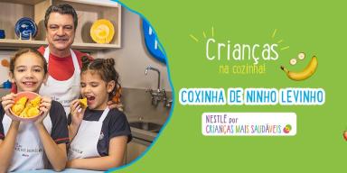 Montagem de uma foto de um menino e uma mulher loira, ambos segurando bolinhos, com os dizeres do programa à direita