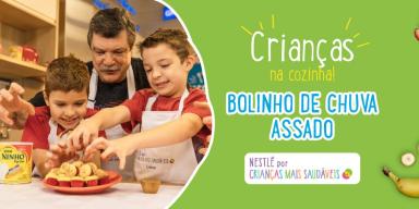Imagem do Gentil e seus 2 netos Lucca e Davi com um prato de Bolinho de Chuva Assado e uma lata de Leite NINHO ao lado.
