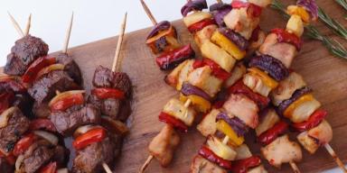 Receitas de churrasco: Espetinhos de carne com tomate e cebola e de frango com tomate, e muito mais.