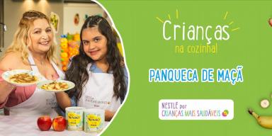 Miriam e Duda com a panqueca de maçã. Texto “Crianças na Cozinha! Panqueca de Maçã”