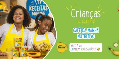 Imagem com o logo de Crianças Na Cozinha escrito “Café da Manhã Nutritivo”. À esquerda, foto da Priscila e Júlia.