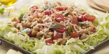 Capa: Saladas Prato quadrado com salada de alface com grão-de-bico, tomates cereja e queijo ralado