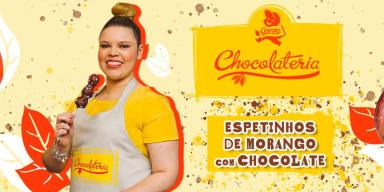 Imagem em tons de amarelo de uma menina com cabelo preso à esquerda e os dizeres do programa à direita e desenhos de cacau