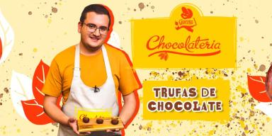 Montagem em um fundo de tons amarelos, à esquerda um rapaz de avental segurando doces e o nome do programa ao centro