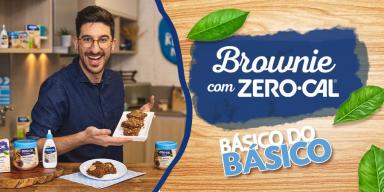 Montagem de um menino com camisa azul segurando um brownie e os dizeres do programa ao lado direito com a logomarca