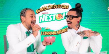 Imagem de dois homens brancos lado a lado, com um fundo verde e a marca Neston ao fundo