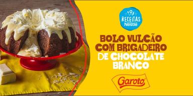 Imagem do bolo à esquerda e ao lado o título da receita, com fundo chapado em amarelo e logo de Garoto e Receitas Nestlé