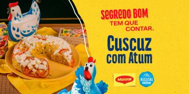 Montagem com a foto do cuscuz com atum à esquerda, o nome do programa e da receita à direita e a galinha azul no centro