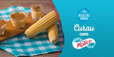 Montagem com a imagem da receita à esquerda e ao lado o título, com fundo chapado em azul e logo de Molico e Receitas Nestlé.