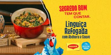 Montagem com a foto do linguiça refogada à esquerda, o nome do programa e da receita à direita e a galinha azul no centro