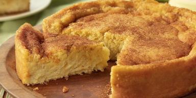 Capa: Bolo de Milho Cremoso Bolo de Milho Cremoso em cima de um prato